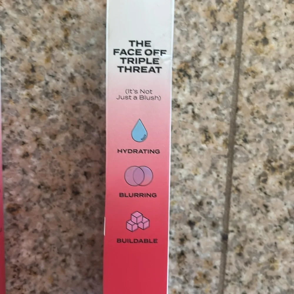 Hard Candy | Face Off Blush 4 Blurring Brush Soft Matte Finish Plush Applicator